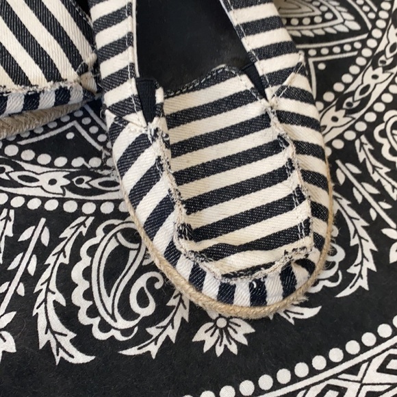 Striped slip ons 🖤 - Picture 11 of 11